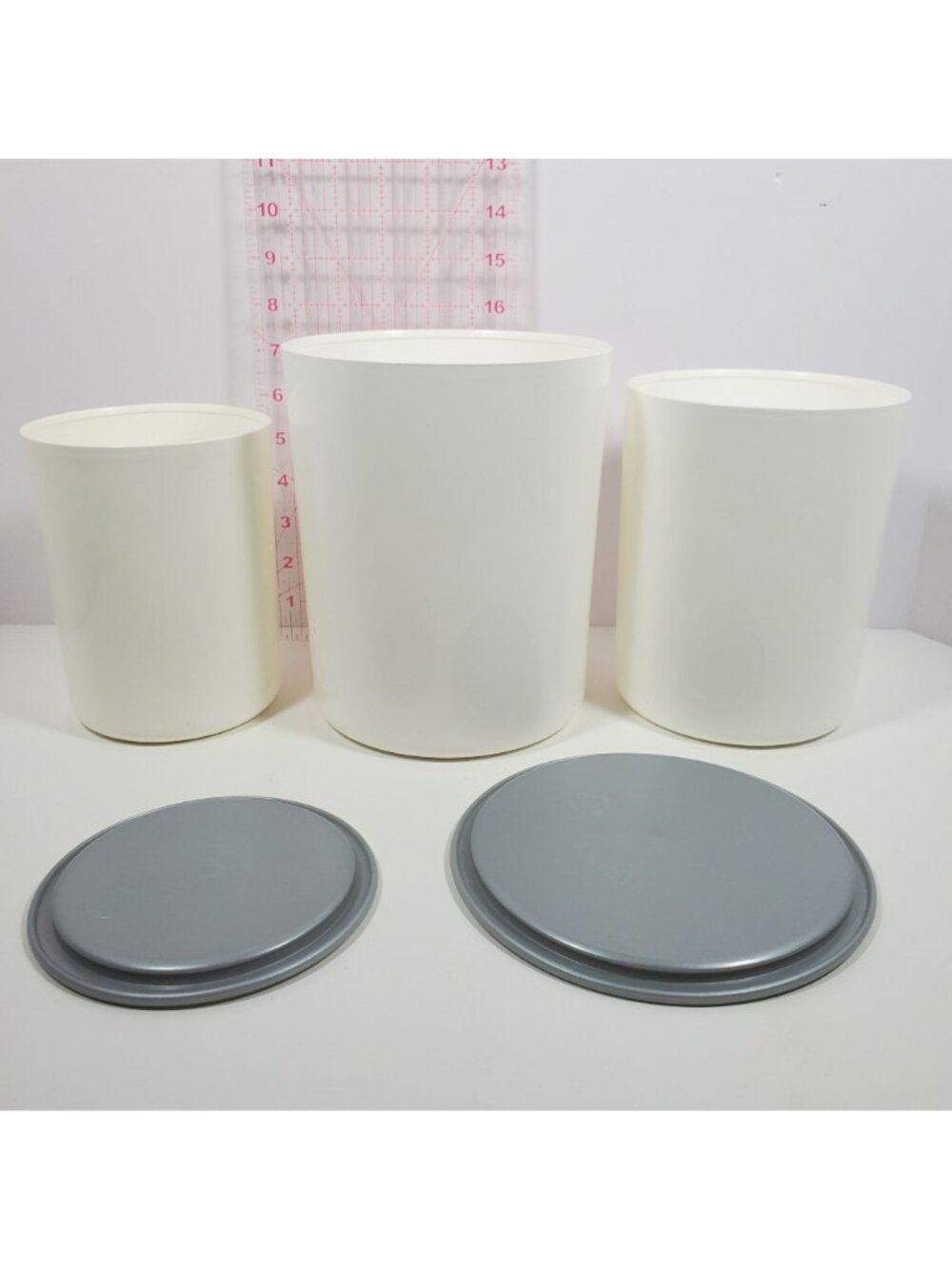 Tupperware White Canisters Gray One Touch Seals Missing Middle Lid - Picture 3 of 10